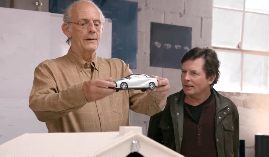 Doktor Brown i Marty McFly przyglądają się modelowi Toyoty Mirai