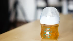 Zbyt długie karmienie przez smoczek może zwiększać ryzyko próchnicy u dzieci, które mają już ząbki