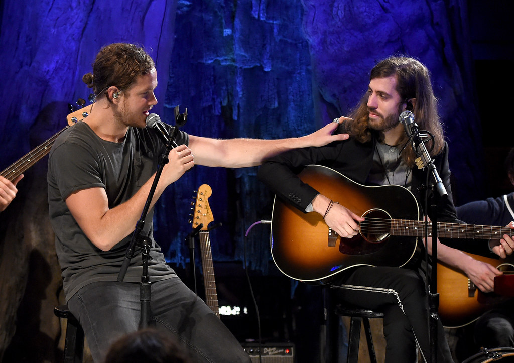 Dan Reynolds i Wayne Sermon (z prawej) stoją na czele Imagine Dragons