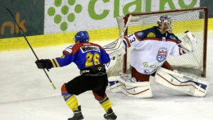 Hokeista TatrySki Podhala Nowy Targ Filip Wielkiewicz (L) pokonuje bramkarza Ciarko PBS Bank KH Sanok Jasona Missiaena