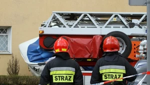 Strażacy musieli używać specjalistycznego sprzętu, aby wydostać mężczyznę (zdjęcie ilustracyjne)