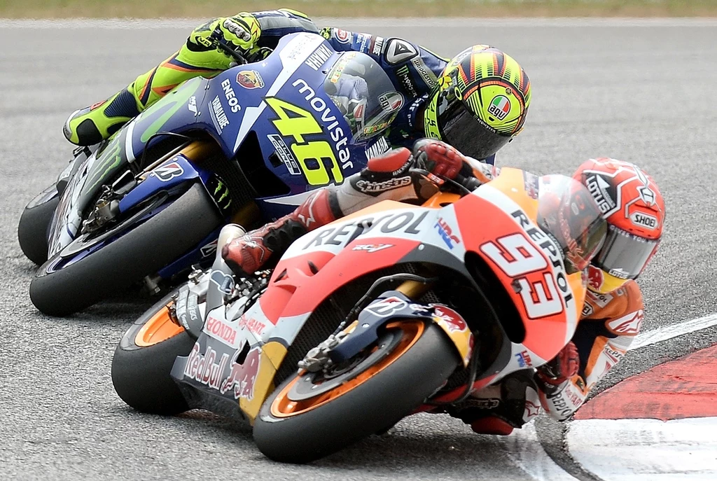 Valentino Rossi  z lewej  i  Marc Marquez