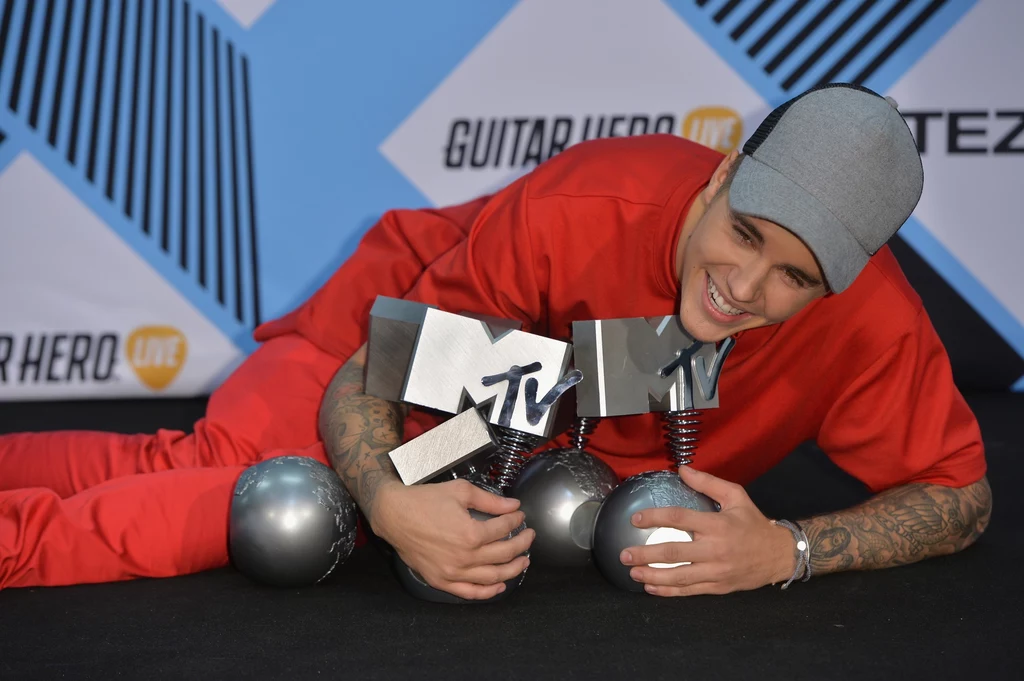 Triumfujący Justin Bieber ze swoimi nagrodami MTV EMA