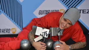 Triumfujący Justin Bieber ze swoimi nagrodami MTV EMA