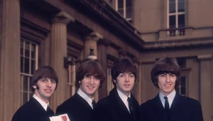The Beatles przed Buckingham Palace prezentują swoje ordery