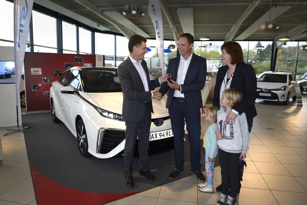 Jacob Krogsgaard odbiera swoją Toyotę Mirai