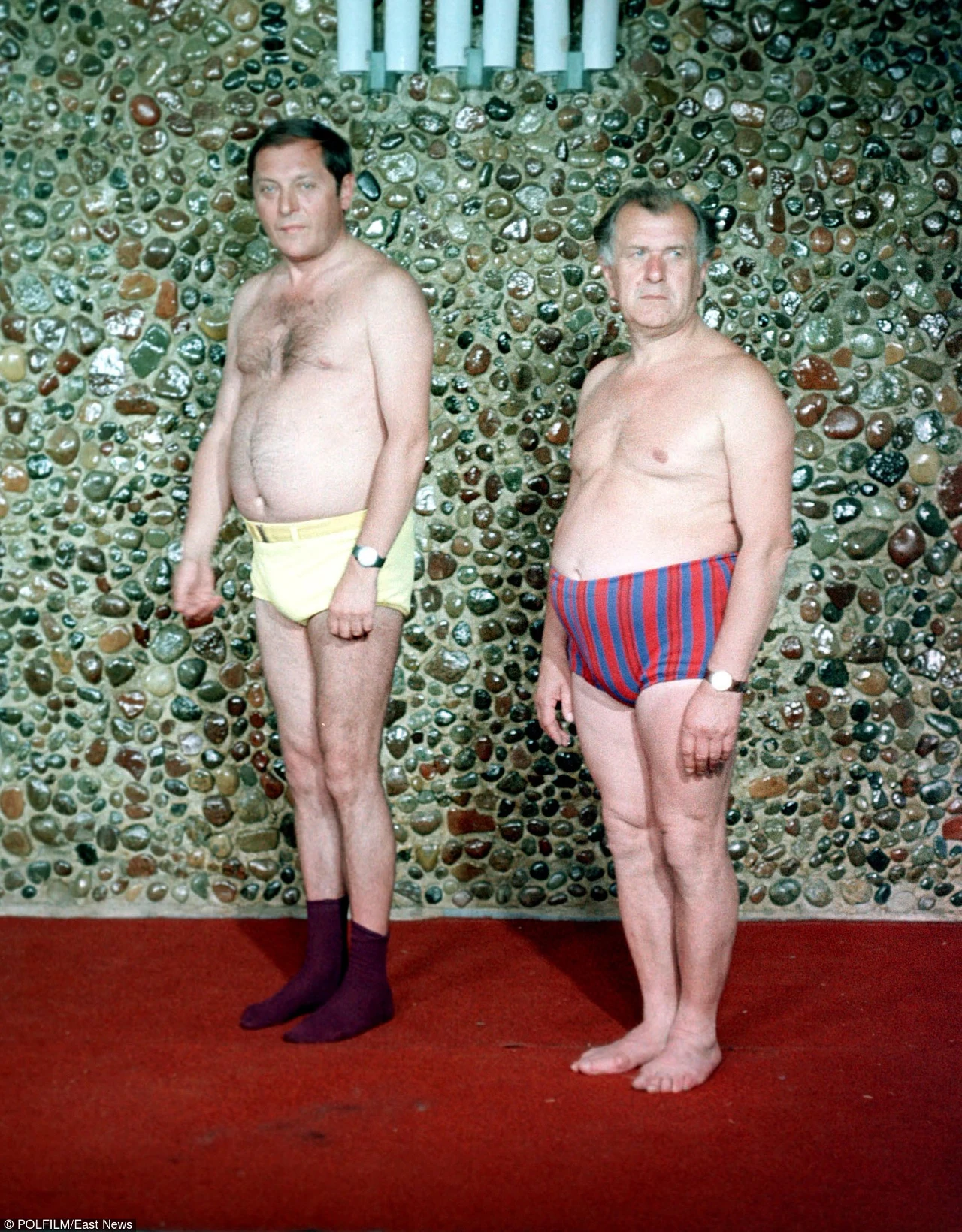 W 1983 roku Wacław Kowalski otrzymał Nagrodę Przewodniczącego Komitetu ds. Radia i Telewizji I stopnia za wybitne role w filmach telewizyjnych. W 1988 roku został laureatem Wiktora - nagrody telewidzów dla najpopularniejszej postaci TVP.

Po tragicznej śmierci syna w 1982 roku aktor wycofał się z zawodu. Zmarł 1990 roku w swoim ogródku w Brwinowie koło Warszawy wskutek udaru mózgu.

Na zdjęciu - ze Zdzisławem Maklakiewiczem w filmie Jerzego Ziarnika "Niebieskie jak Morze Czarne" (1973).