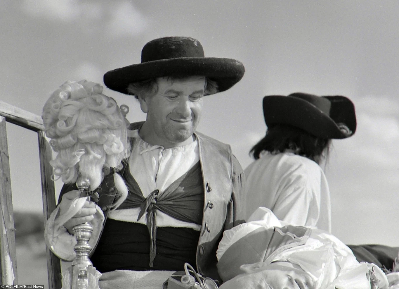 Zanim wcielił się w postać Pawlaka w filmowej trylogii Sylwestra Chęcińskiego, mogliśmy oglądać go w epizodycznej roli sługa ojca Van Wordena w "Rękopisie znalezionym w Saragossie" Wojciecha Jerzego Hasa (1964).

 