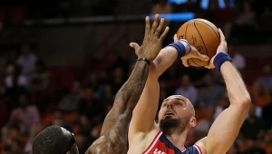 Marcin Gortat (z piłką)