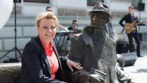 Hanna Zdanowska, prezydent Łodzi na ławeczce Tuwima