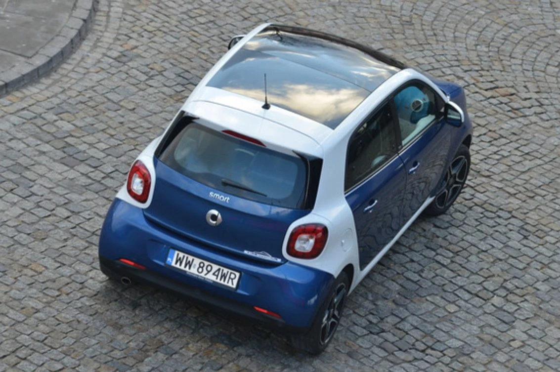 Szklany dach, biały „szkielet” nadwozia iczarne aluminiowe felgi to zewnętrzne wyróżniki najdroższej odmiany wyposażeniowej Proxy. Szklany dach, biały „szkielet” nadwozia iczarne aluminiowe felgi to zewnętrzne wyróżniki najdroższej odmiany wyposażeniowej Proxy.