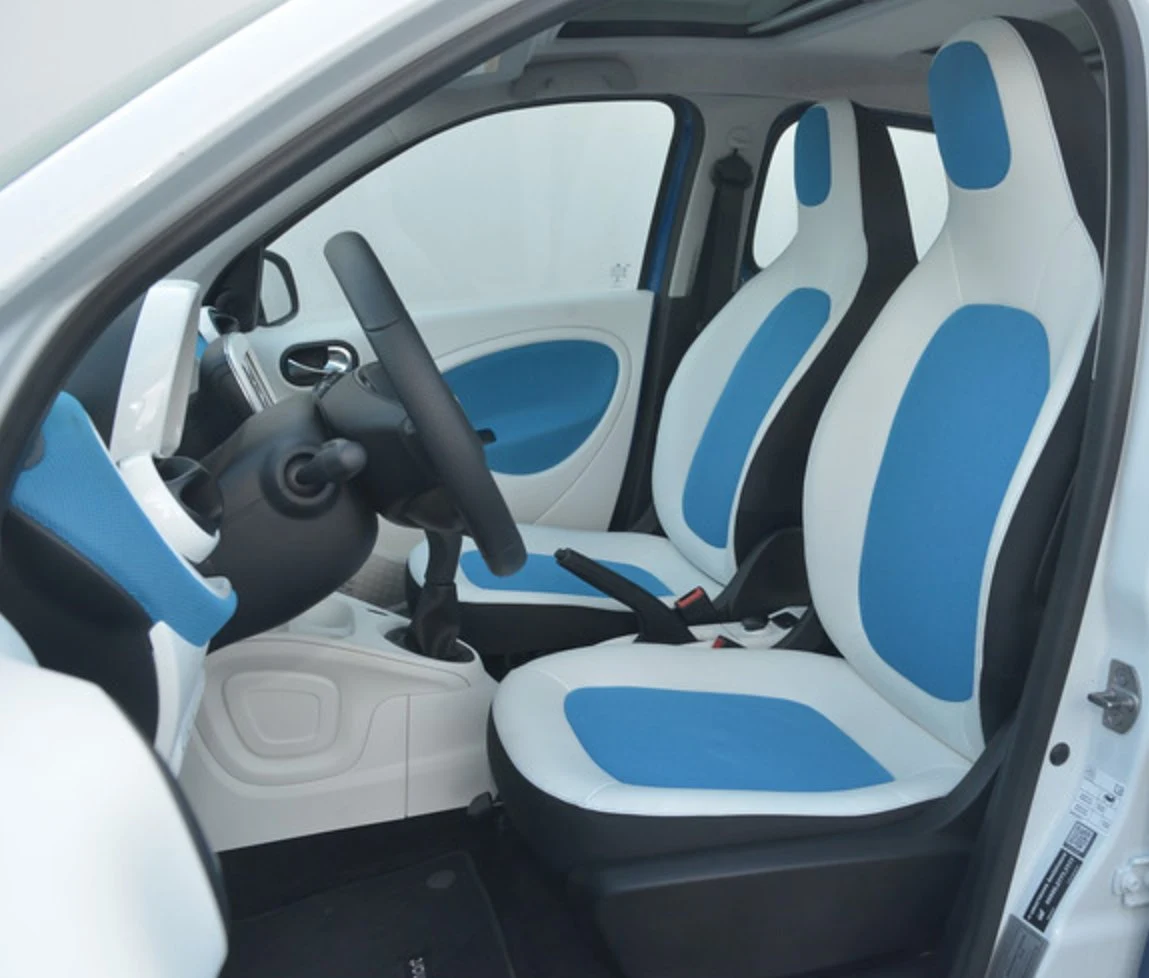 Duże fotele, dużo przestrzeni. Z przodu szklany dach nie ogranicza miejsca nad głowami... Duże fotele, dużo przestrzeni. Z przodu szklany dach nie ogranicza miejsca nad głowami...