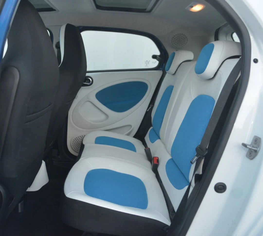 Za to z tyłu daje się we znaki – już osoby o wzroście 175 cm uderzają głową w jego osłonę. Za to z tyłu daje się we znaki – już osoby o wzroście 175 cm uderzają głową w jego osłonę.