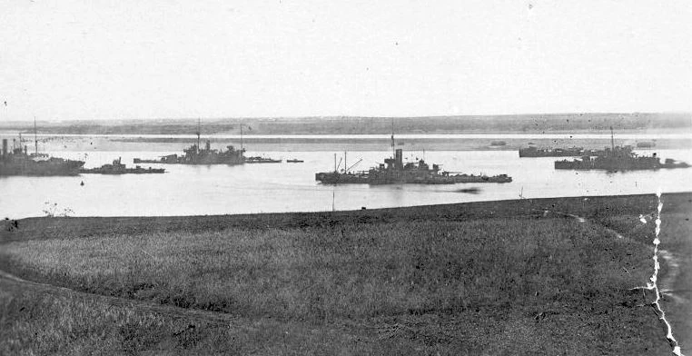 Okręty Flotylli Dwińskiej. Od lewej: okręt warsztatowy "Hyrebard", zdobyczny parowiec "Borodino", HMS "Humber", kanonierka HMS "Cicala", rzeczny tender wodnosamolotów i monitor M.31