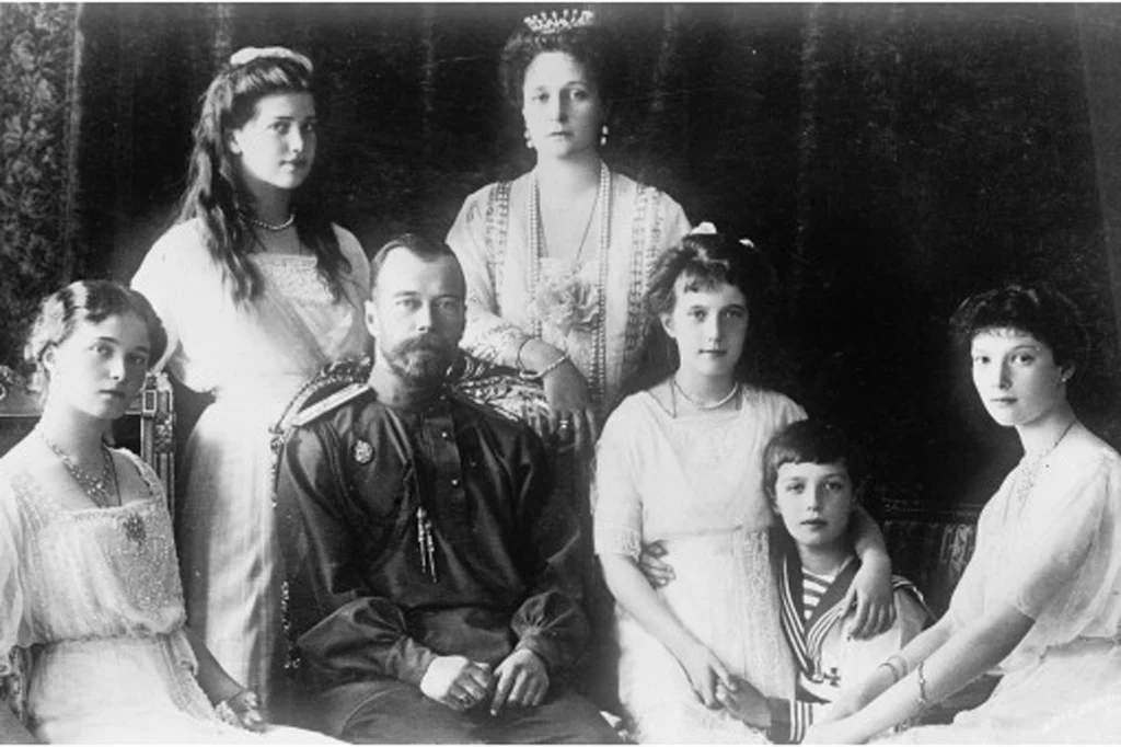 Mikołaj II i Aleksandra z dziećmi: Olgą, Tatianą, Marią, Anastazją i Aleksym w 1910 roku