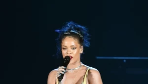 Rihanna w niebieskich włosach na koncercie w Los Angeles 