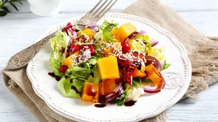 Sałatka z grillowanymi morelami.