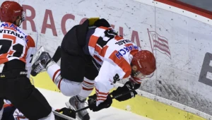 Patrik Svitana (L) i Petr Sinagl (P) z Comarch Cracovii oraz Quinn Sproule (leży na tafli, przysłonięty) z Ciarko BPS Bank Sanok 