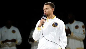 Stephen Curry przemawia do kibiców zebranych w Oracle Arena