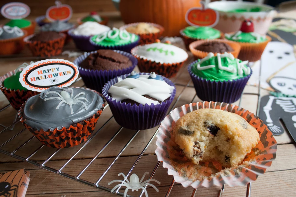 Halloweenowe muffinki z pomarańczą i śliwką kalifornijską