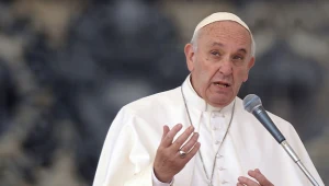 Papież Franciszek jest zdeterminowany, by dalej działać ze spokojem- zapewnił, cytując jego słowa, zastępca watykańskiego sekretarza stanu