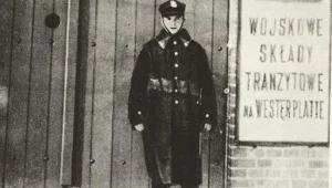 Polski żołnierz przed Wojskową Składnicą Tranzytową na Westerplatte
