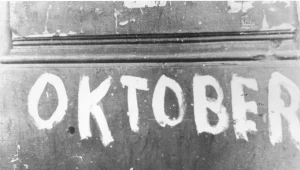 Październik 1943 roku w Warszawie: Napis Oktober z okazji 25. rocznicy opuszczenia przez Niemców Warszawy w 1918 roku