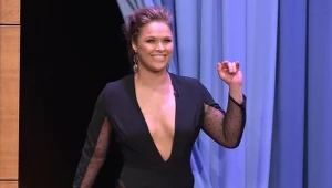 Niech nie zwiedzie Was wieczorowa kreacja Rondy Rousey. To wojowniczka z krwi i kości