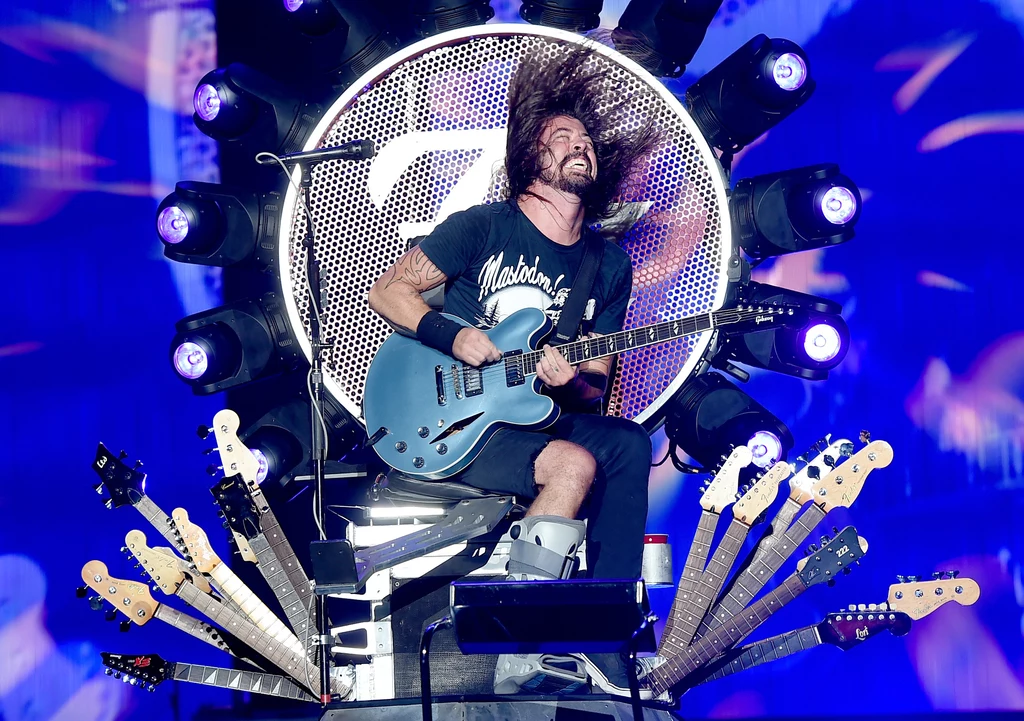 Dave Grohl (Foo Fighters) po złamaniu nogi występuje na specjalnym tronie. Ale - jak widać - ciężko mu usiedzieć w miejscu