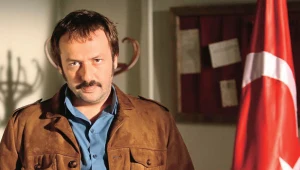 Jest nie tylko aktorem, ale i muzykiem. Jako Ibrahim sam grał na skrzypcach we „Wspaniałym stuleciu”. Udziela się też w kapeli rockowej Büyük Ev Ablukada