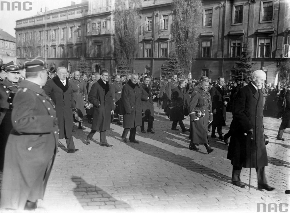 Przedstawiciele władz w kondukcie załobnym na placu Zamkowym. Widoczni m.in.: prezydent RP Stanisław Wojciechowski (na pierwszym planie)