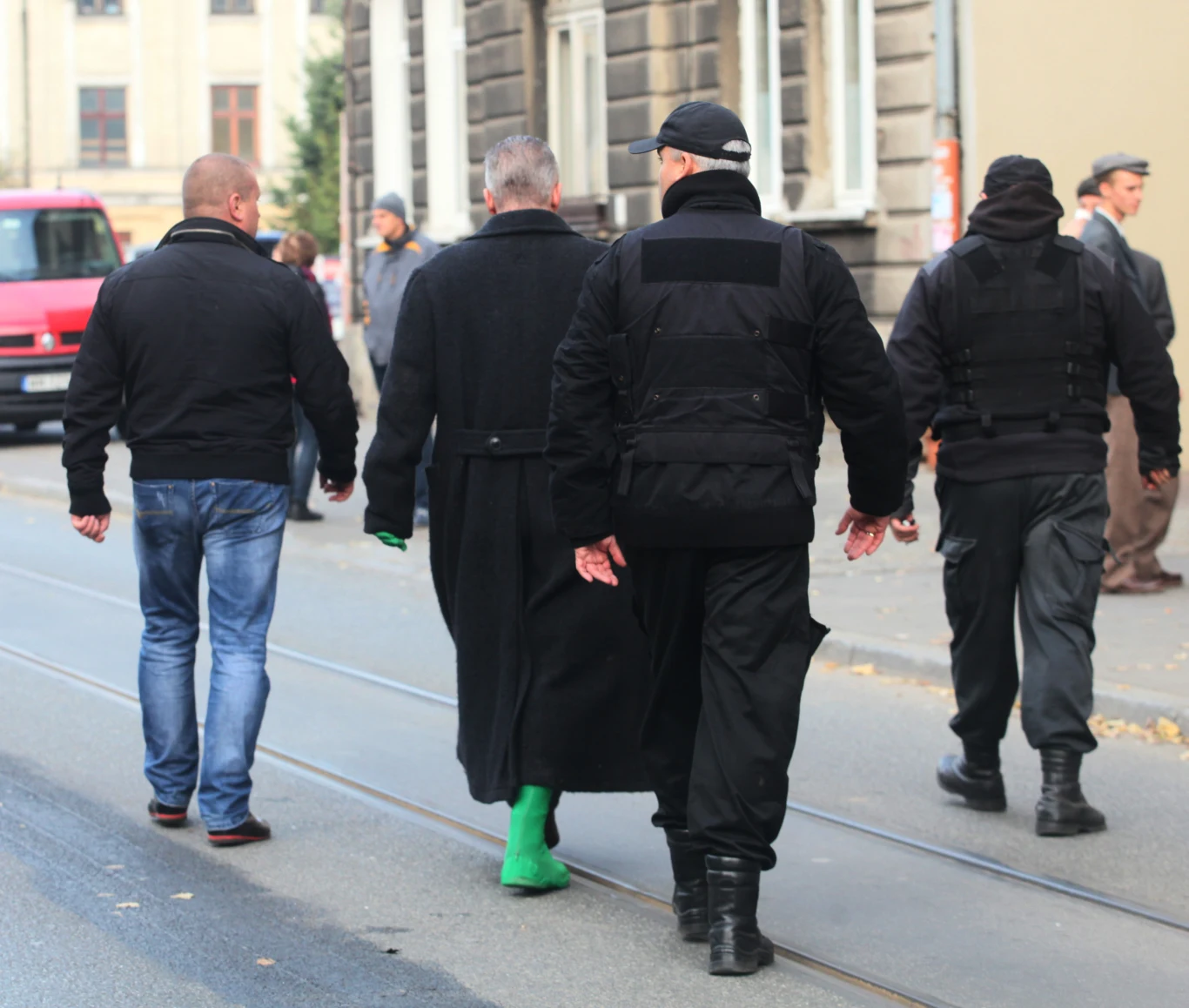 Bogusław Linda z ochroniarzami Bogusław Linda z ochroniarzami