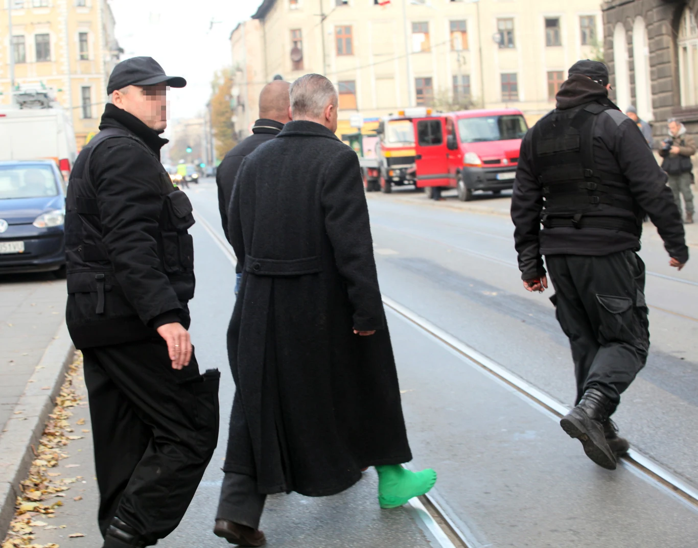 Bogusław Linda z ochroniarzami Bogusław Linda z ochroniarzami