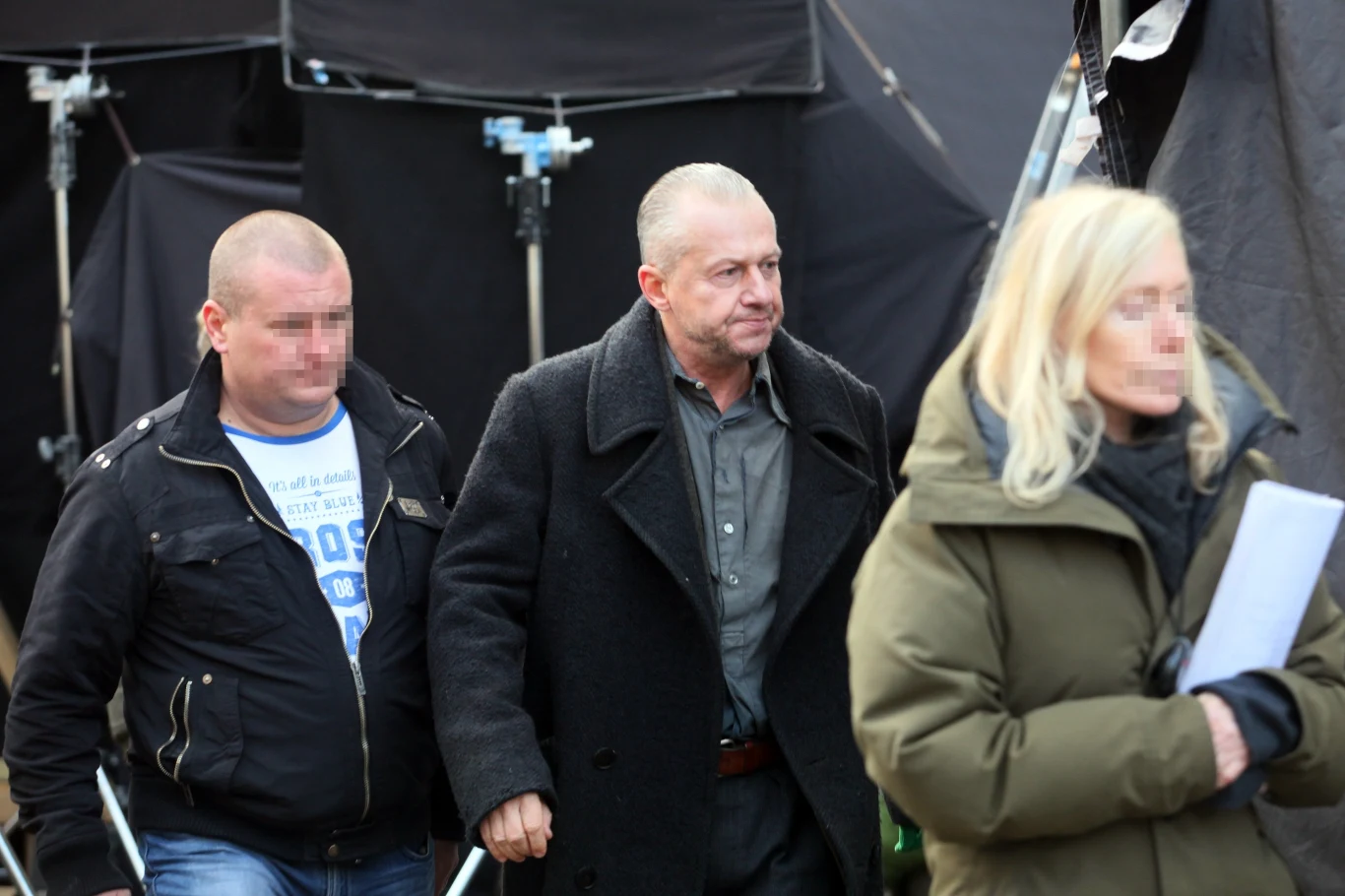 Bogusław Linda z ochroniarzami Bogusław Linda z ochroniarzami