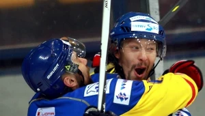 Hokeiści TatrySki Podhale Nowy Targ Krzysztof Zapała (L) i Joni Haverinen (P) cieszą się z gola 