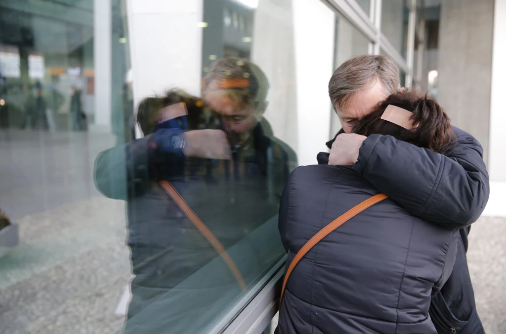Rosjanie zgromadzili się na lotnisku w Petersburgu, są w szoku. Rosjanie zgromadzili się na lotnisku w Petersburgu, są w szoku.