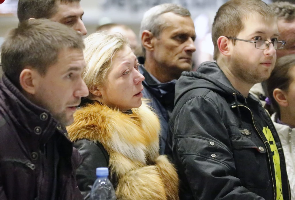 Rosjanie zgromadzili się na lotnisku w Petersburgu, są w szoku. Rosjanie zgromadzili się na lotnisku w Petersburgu, są w szoku.