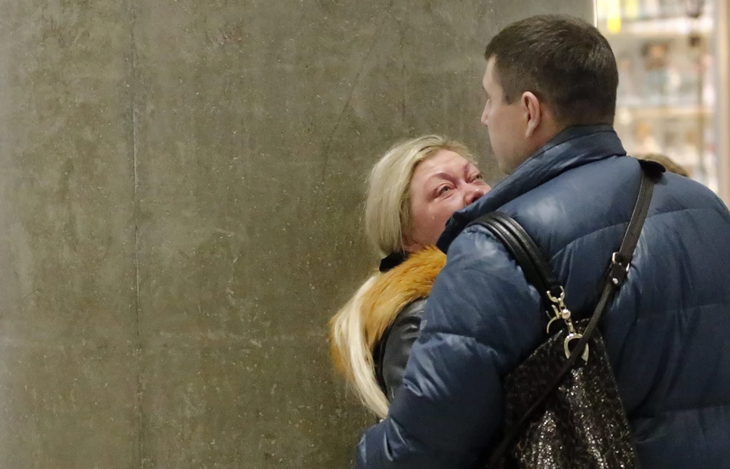 Rosjanie zgromadzili się na lotnisku w Petersburgu, są w szoku. Rosjanie zgromadzili się na lotnisku w Petersburgu, są w szoku.