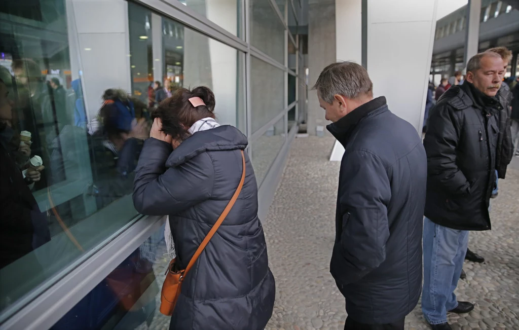 Rosjanie zgromadzili się na lotnisku w Petersburgu, są w szoku. Rosjanie zgromadzili się na lotnisku w Petersburgu, są w szoku.