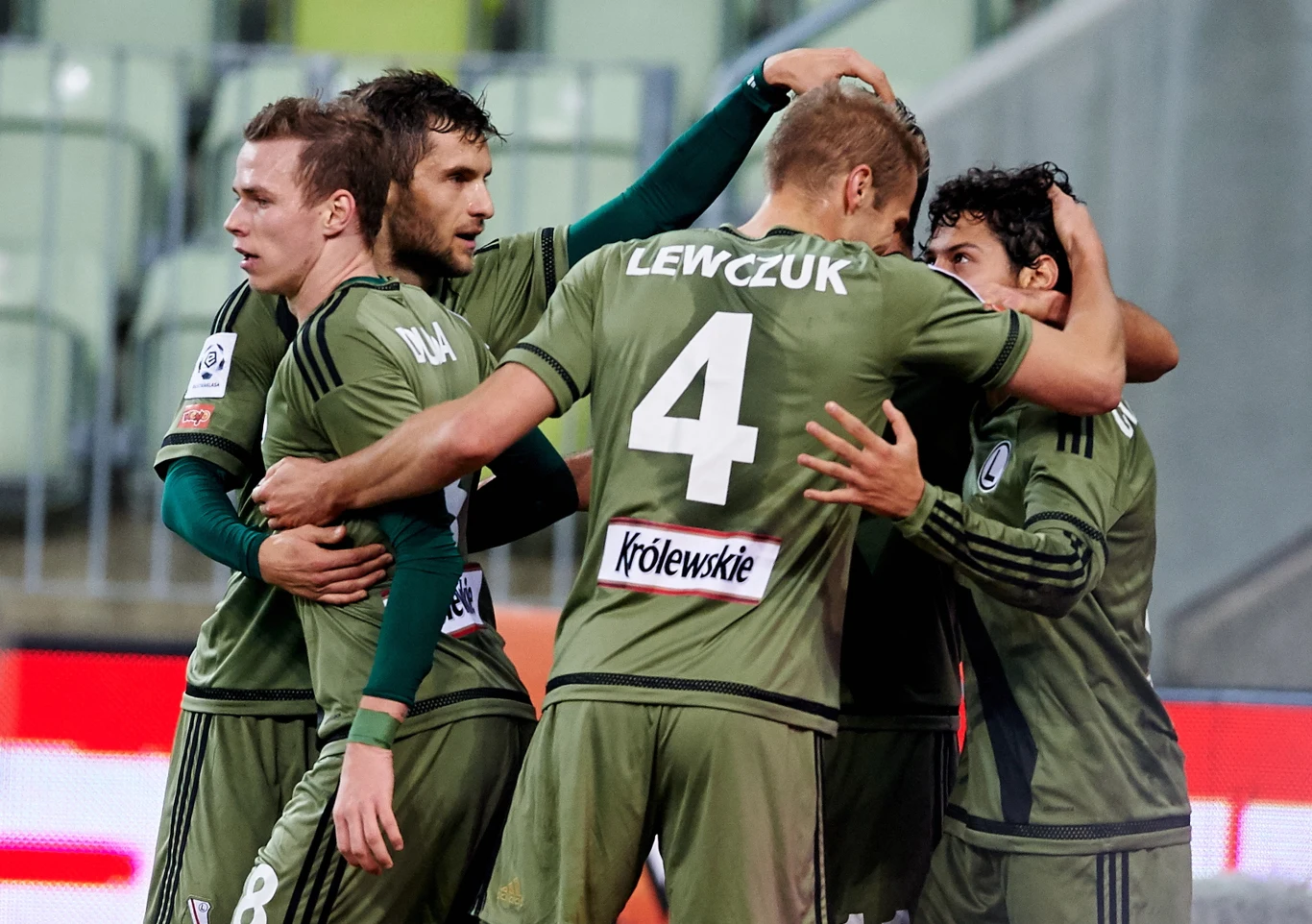 Legia cieszy się po golu Legia cieszy się po golu