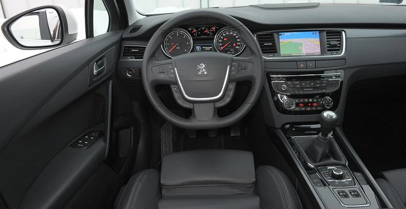 Wysokiej jakości materiały wykończeniowe, precyzyjny montaż i zachowawcza stylizacja. Na tle awangardowych wnętrz obecnych "208" i "308" ta deska rozdzielcza jest wyjątkowo stonowana.