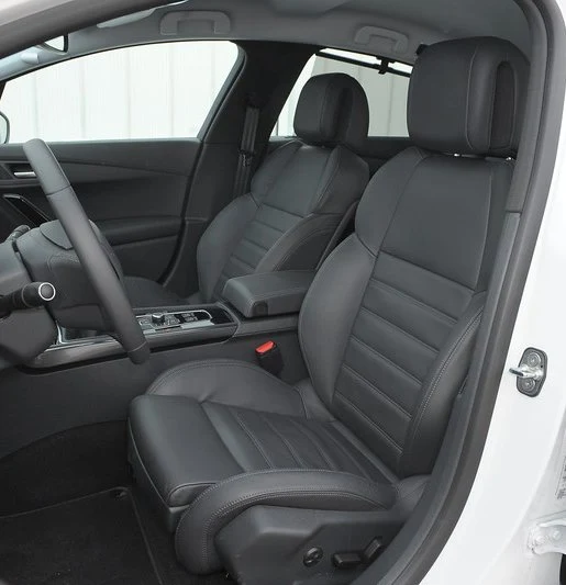 Bardzo wygodne fotele (pakiet Skórzany Allure), ale odrobinę tu ciasno.