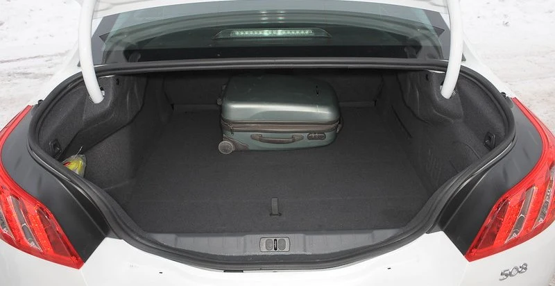 Bagażnik sedana ma pojemność 473 l.