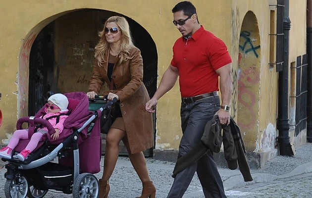 Katarzyna Skrzynecka i Marcin Łopucki na spacerze z córką