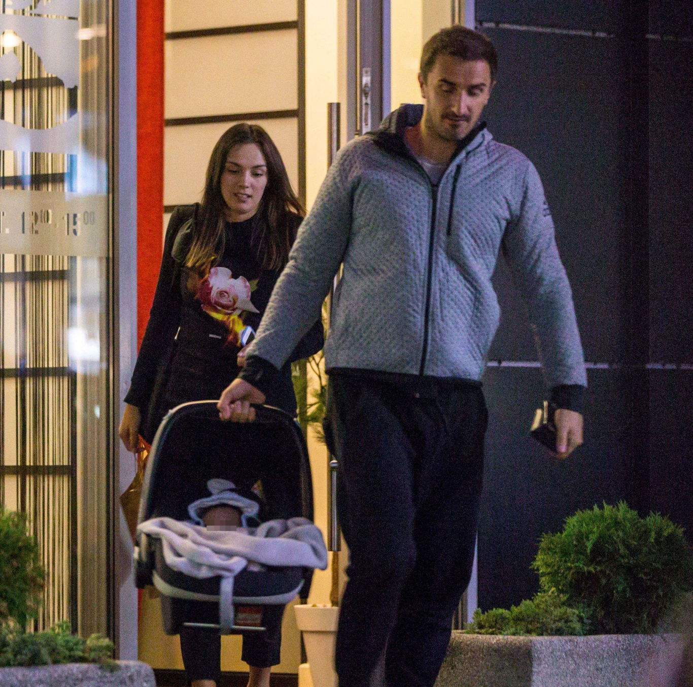 Paulina Krupińska i Sebastian Karpiel-Bułecka z córką