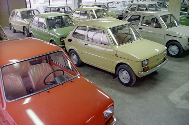 W 1981 r. Fiat 126p kosztował oficjalnie 130 tys. zł. Gdy wprost z placu Polmozbytu trafiał na giełdę samochodową jego cena wzrastała do 200 tys. zł