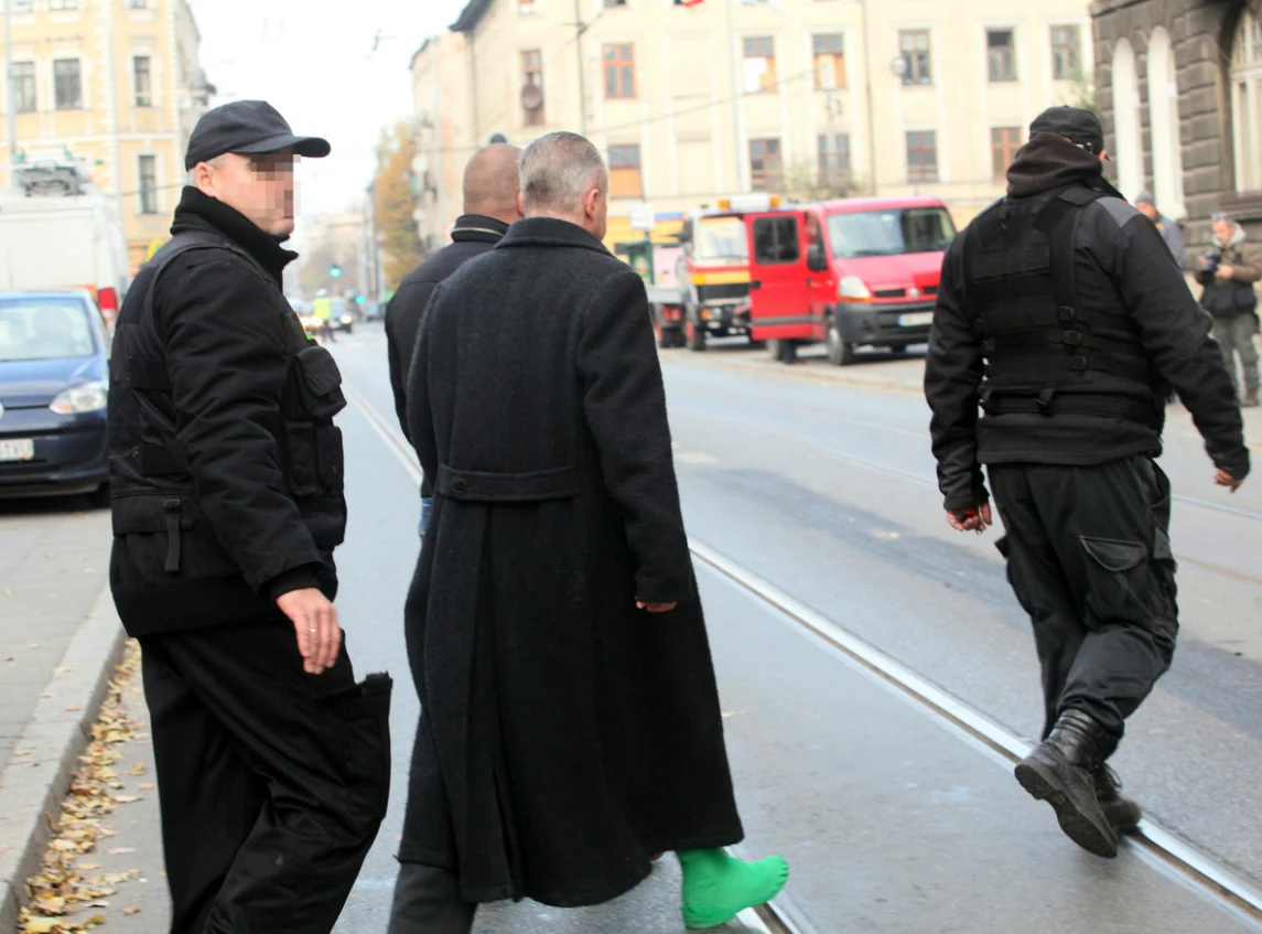 Bogusław Linda w towarzystwie ochroniarzy Bogusław Linda w towarzystwie ochroniarzy