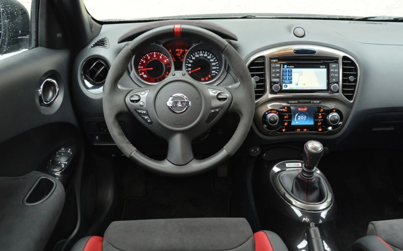 Kokpit wzbogacił się o liczne sportowe akcenty. Niezła jakość montażu, bardzo poręczna kierownica i dźwignia biegów tuż pod ręką.