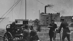 Na zdjęciu: Radiostacja dywizyjna E-10 na dwukółkach. Z prawej widoczna prądnica ręczna obsługiwana przez dwóch żołnierzy