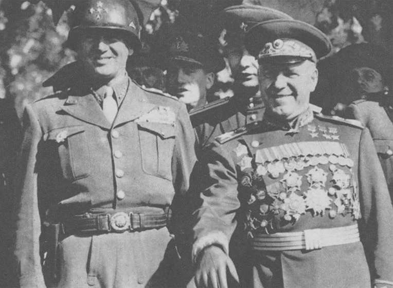 Generał George Patton i marszałek Gieorgij Żukow w Berlinie we wrześniu 1945 roku